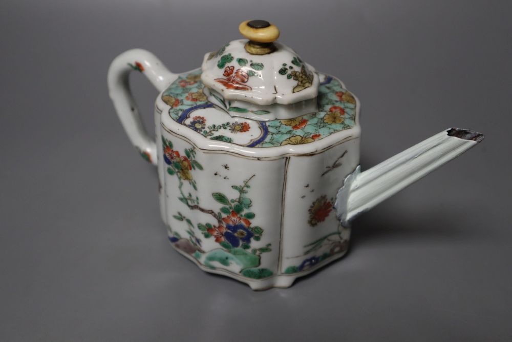 A Chinese famille verte petal-lobed teapot and cover, Kangxi period, 11cm